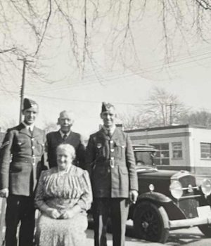 Thomas and Isabella Lorimer with their sons Dugald and John